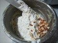 原味杏仁饼干,把低筋面粉、筛入盛黄油的盆里，加入切碎的大杏仁。