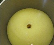 鸡蛋吐司,将干性和湿性材料倒入搅拌机中，搅拌至表面光滑有弹性，加入黄油搅拌至完全阶段即可，放温暖处发酵至2倍大。