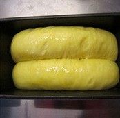 鸡蛋吐司,放入450克的吐司模具。以温度28℃左右发酵至吐司模具的8分满，刷蛋液。