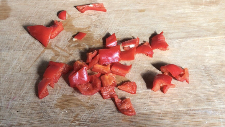 土豆香菇焖鸡,红椒洗净去籽去蒂，切成小丁备用