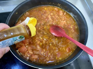 滑蛋牛肉➕番茄肥肉滑蛋,加入一茶匙太太乐鸡汁，搅拌均匀，尝下咸淡，如果觉得淡，可以补充点食盐