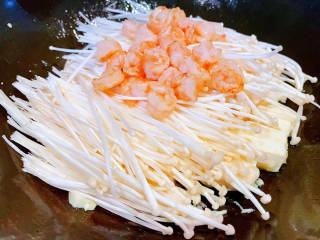 虾仁豆腐煲,煎好的豆腐上面摆上金针菇和虾仁