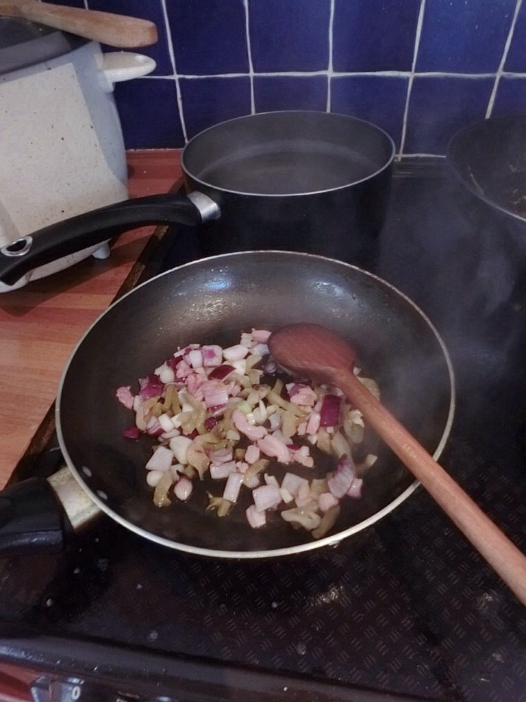 洛氏新煮义--酸辣粉条,洋葱，培根，蒜末，榨菜下锅炒香备用