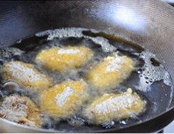 香酥辣鸡翅,热锅入凉油，中火加热至150度（5成热），下入鸡翅中，转小火，慢慢炸大约4分钟，中间翻面