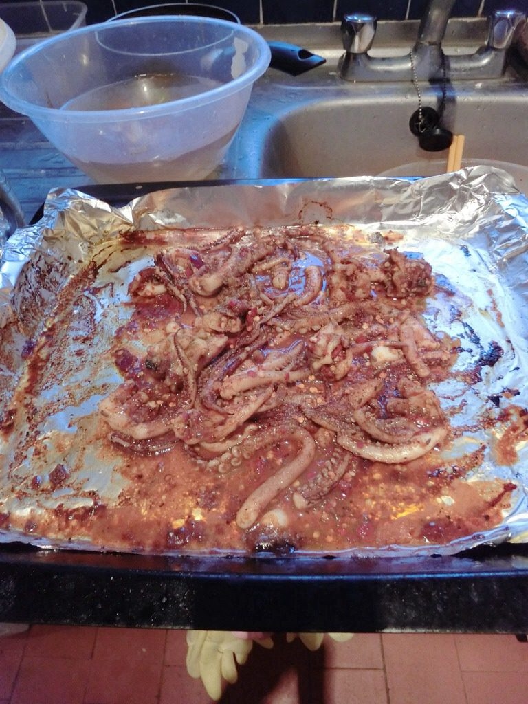 洛氏新煮义--烧烤黑椒猪肉VS烧烤孜然鱿鱼,然后锡箔纸上刷食用油，放入鱿鱼，我是连酱汁一起倒进去的，这是烤了10分钟的样子，依旧200度