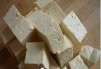 可乐豆腐,豆腐切成长方条，再切成小方块。