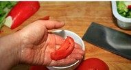 手撕凉菜,西红柿用刀拍扁后手撕，用高手攥出多余的水分
