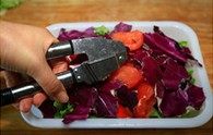 手撕凉菜,把紫甘蓝也撕成小块，香菜撕成小段儿，大蒜压碎末