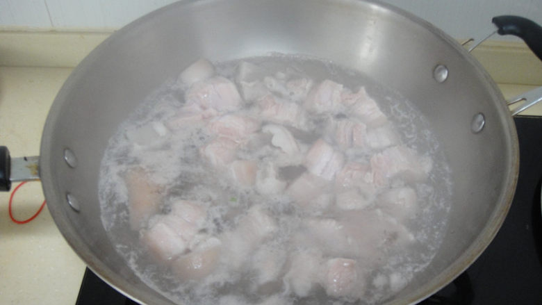 河蚌红烧肉,五花肉冷水下锅焯水后捞起洗净