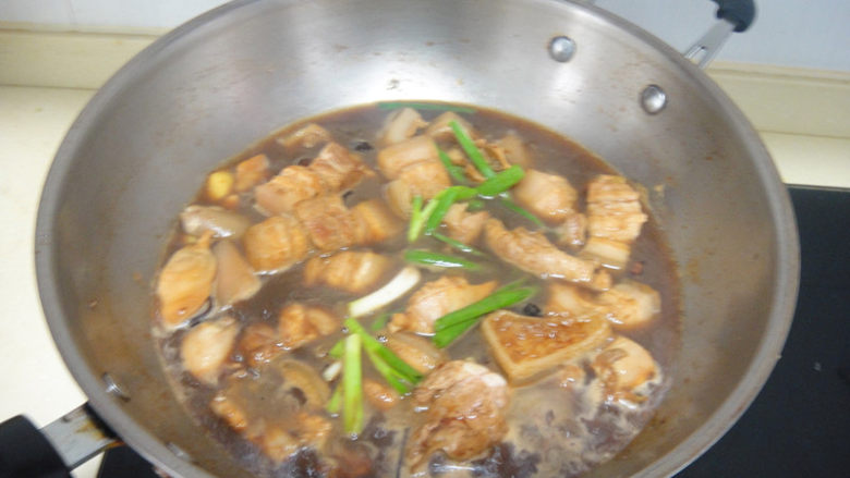 河蚌红烧肉,加入葱段和开水