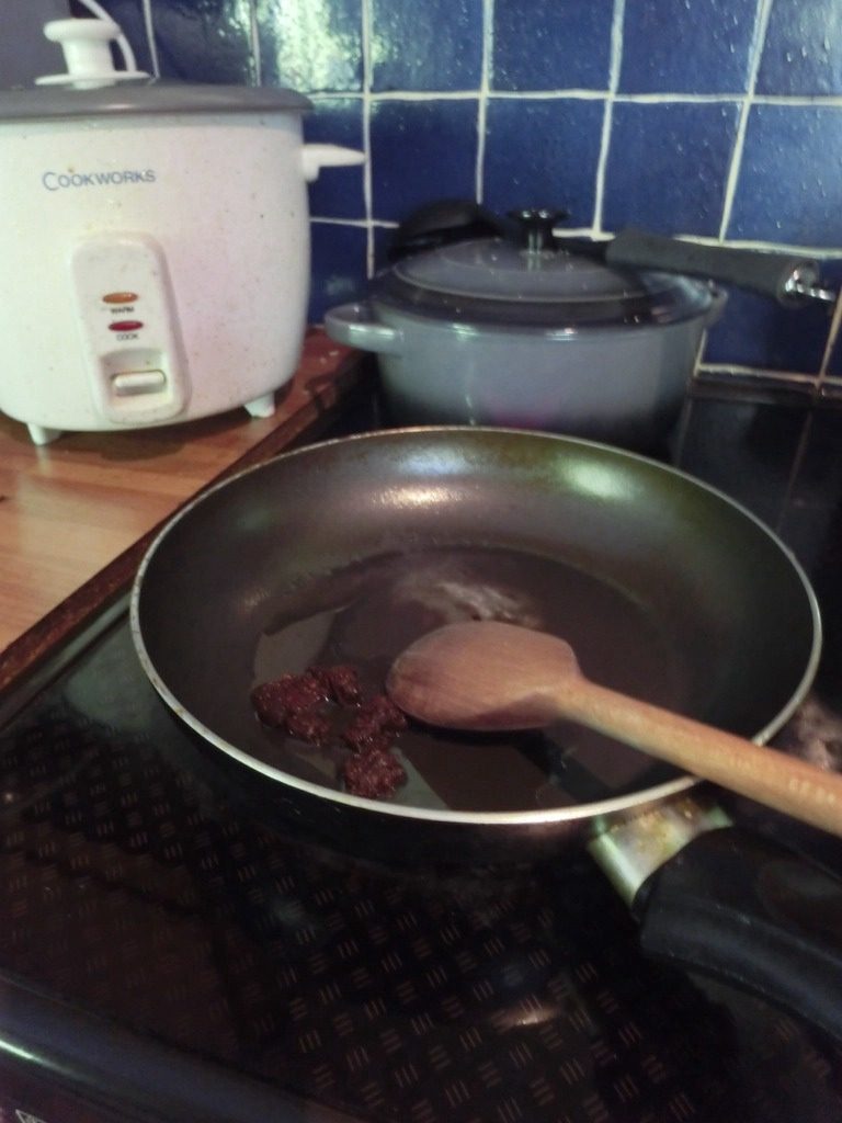 洛氏新煮义--辣烤茄子,豆瓣加油炒香，然后和之前的佐料拌到一起
