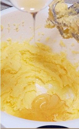大黄果酱夹心饼干,室温软化的黄油打散，加入砂糖打发到羽毛状后，加入蜂蜜打发均匀