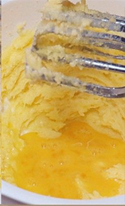 大黄果酱夹心饼干,鸡蛋液打散搅匀后，分几次加入黄油里打发均匀