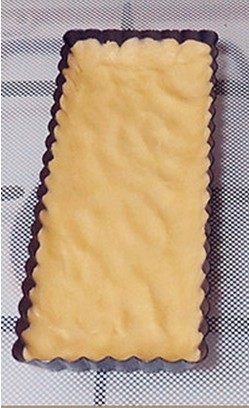 大黄果酱夹心饼干,将面团分为两份分别放在两个长方形塔模中，铺在模具底部和四周