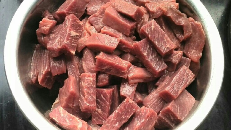 自制风干牛肉,牛肉顺着纹路切成2*7cm长，长短可随意但太细晒干后会太硬口感不好。也可无限长，晒干后分成段。