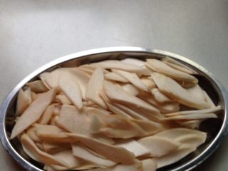 杏鲍菇炒肉,杏鲍菇斜刀切片，备用