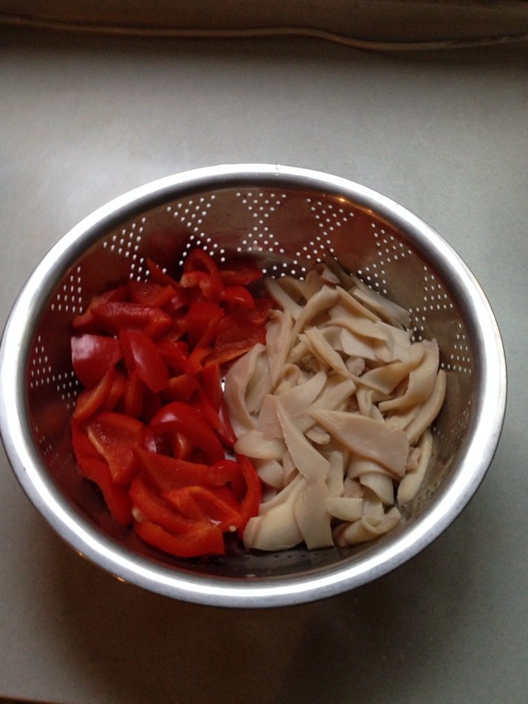 杏鲍菇炒肉,锅内放入水烧开，先放入杏鲍菇淖两分钟，捞出放在漏盆备用，红菜椒同上。