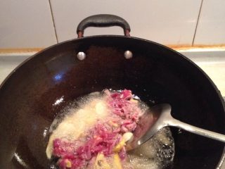 杏鲍菇炒肉,炒出香味时，倒入腌制好的肉片