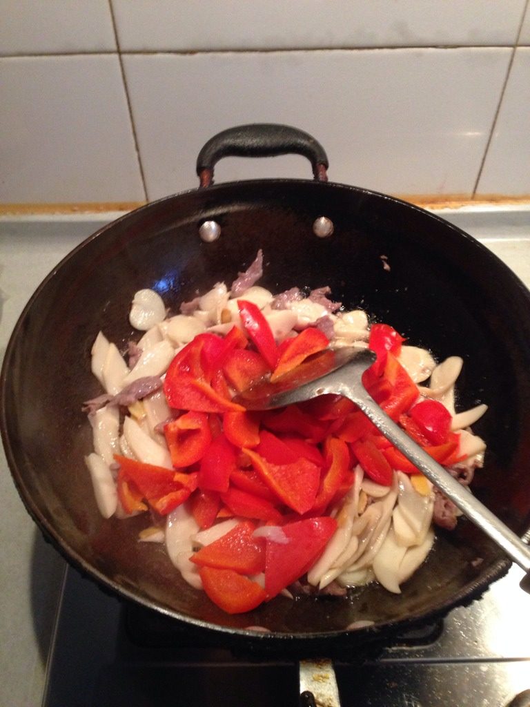 杏鲍菇炒肉,再放入焯好的红菜椒，
