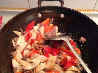 杏鲍菇炒肉,加入耗油，调味料，盐，炒匀