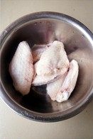 酱油鸡翅,鸡翅洗净沥干，热锅下少量的油煸香姜片