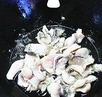 青瓜溜鱼片,锅内倒多点的山茶油，开小火待油略温时，放入黑鱼片滑熟，盛起装盘。