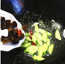 青瓜溜鱼片,将锅内油倒出，少留底油，热后，用葱姜末炝锅，再放入黄瓜和黑木耳煸一下。