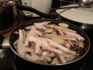 洛氏新煮义--泡椒凤爪,冷水放入鸡爪，花椒，八角，姜片和料酒，煮开锅后捞浮末，再煮5分钟