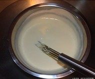 咖啡芝士蛋糕,往上述1中加入牛奶，用手动打蛋器搅拌均匀