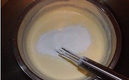 咖啡芝士蛋糕,将玉米淀粉过筛至上述2中，用手动打蛋器搅拌均匀