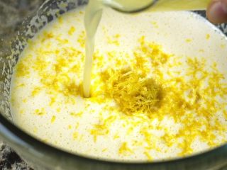 柠檬布丁曲奇,将鸡蛋跟糖打发以后加入新鲜柠檬汁，柠檬皮以及面粉搅拌均匀