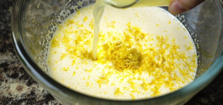 柠檬布丁曲奇,将鸡蛋跟糖打发以后加入新鲜柠檬汁，柠檬皮以及面粉搅拌均匀
