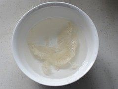 冰糖雪梨炖燕窝,把燕窝在冷水中浸泡6个小时，一条条撕开
