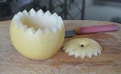 冰糖雪梨炖燕窝,用小刀在碗和盖的边缘划出一个个小小的倒三角形