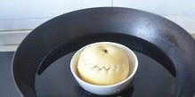 冰糖雪梨炖燕窝,把雪梨燕窝放入小碗中，入锅炖30~40分钟