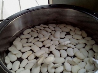豆沙芸豆卷,白芸豆250克用水泡一夜