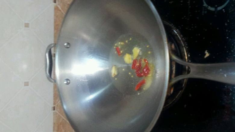 煎烩蚕豆鱼儿,开始炒了，油不要放太多哦，家里没有葱了，所以没放，姜和辣椒油爆一下，放入番茄和豌豆子