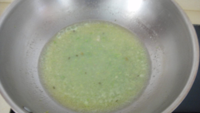 釀笋尖,另起锅倒入高汤和蒸出的汁水加入青豆泥