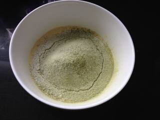 抹茶肉松蛋糕卷,筛入低筋面粉、抹茶粉和泡打粉