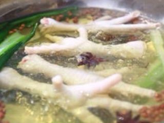 天生吃货秘制凤爪,煮：锅里放入适量的花椒、大料和葱，与收拾干净的鸡爪子一起炖煮。开锅后撇去沫子，待滚煮10分钟后，捞出过遍凉水。