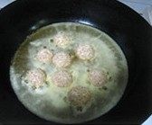 酸奶红薯麻球,熬至6成熟之后，放入麻球开炸。一直炸至表面金黄