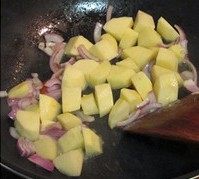 土豆奶油培根浓汤,放入1小块的黄油溶化，下入洋葱炒香，放入土豆块稍微翻