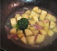 土豆奶油培根浓汤,加入正好可以没过土豆的水量，放上西兰花，盖上盖子煮熟