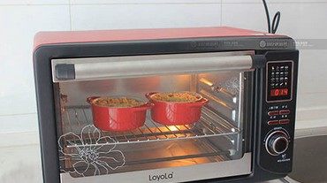 虾仁芝士焗饭,烤箱提前预热10分钟至180度，将烤碗放进烤箱中层，上下火180度烤15分钟至奶酪表面焦黄即可。