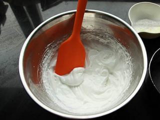 蛋白糖,奶粉和玉米淀粉过筛加入蛋白霜中，用硅胶刮刀翻拌加切拌均匀。