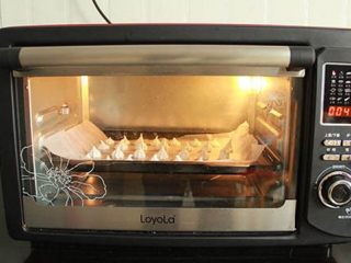 蛋白糖,烤箱上下火100度预热5分钟，烤盘插入中下层架，烤40-45分钟，最后用余温闷5分钟即可出炉。