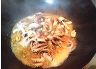 辣炒小章鱼,最后调入一勺郫县豆瓣翻炒均匀，后加点糖调好味道，出锅装盘