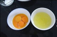 酸奶蛋糕,把蛋清和蛋黄分离，在蛋清中加几颗盐，打发