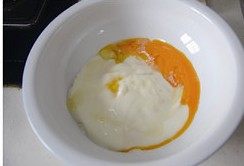酸奶蛋糕,蛋黄加酸奶、食用油、白糖拌匀，再加面粉搅拌成无颗粒的蛋液