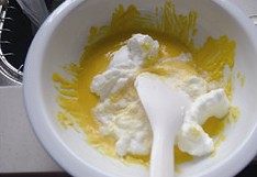 酸奶蛋糕,把打发好的蛋白分三次以切拌的方式和蛋黄糊混合均匀